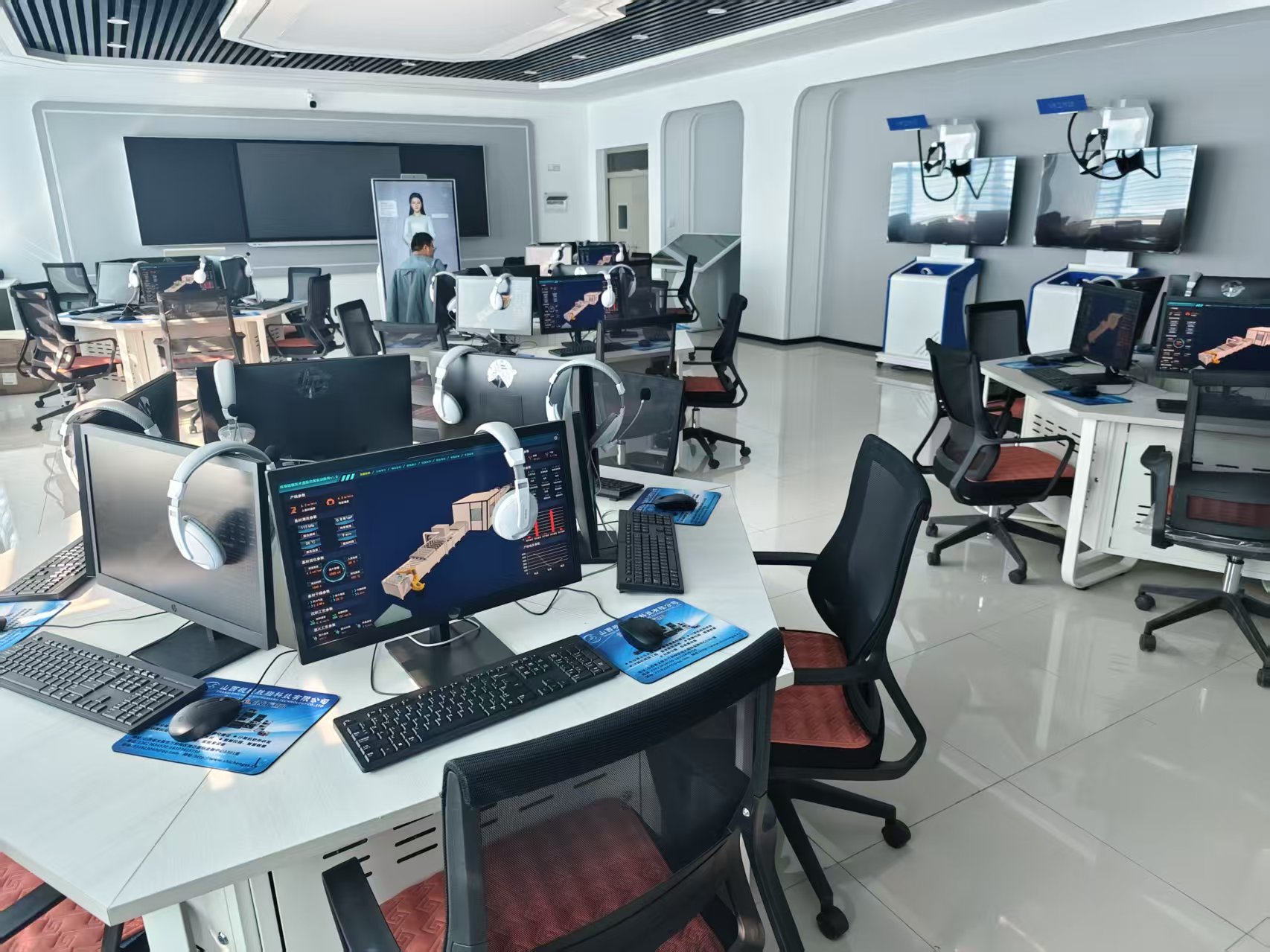 數(shù)字人導(dǎo)師賦能玻璃鍍膜虛擬仿真實(shí)訓(xùn)軟件革新！