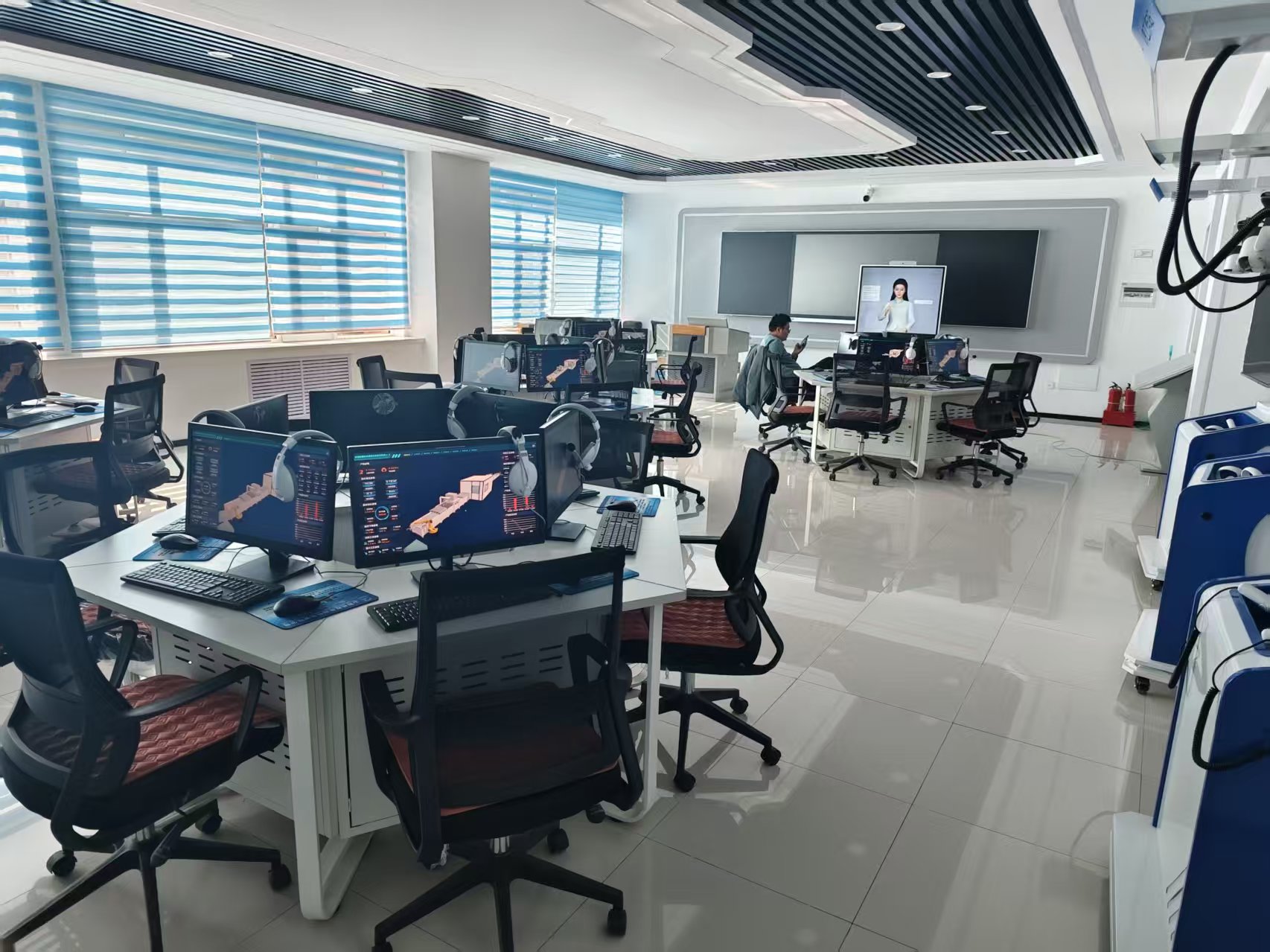 數(shù)字人導(dǎo)師賦能玻璃鍍膜虛擬仿真實(shí)訓(xùn)軟件革新！